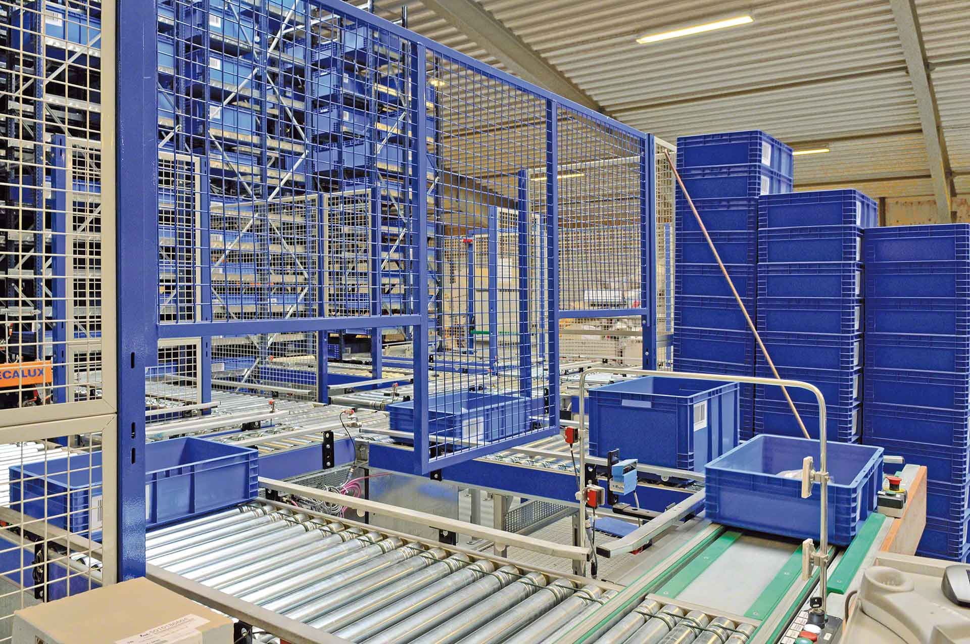 通过在物流中实施人工智能，可以优化仓库中的货物移动