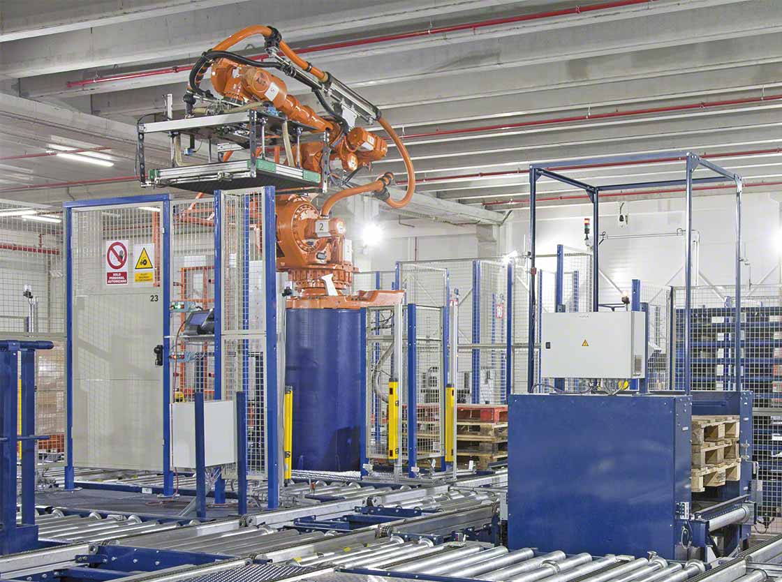The AIoT will enable the definitive implementation of cobots, created to interact with humans in a work environment The AIoT will enable the definitive implementation of cobots, created to interact with humans in a work environment