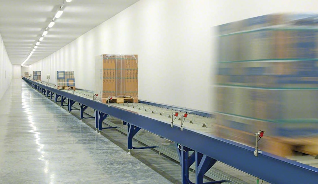 At the Porcelanosa logistics center, forklifts were replaced by a conveyor line that connects the AS/RS with production