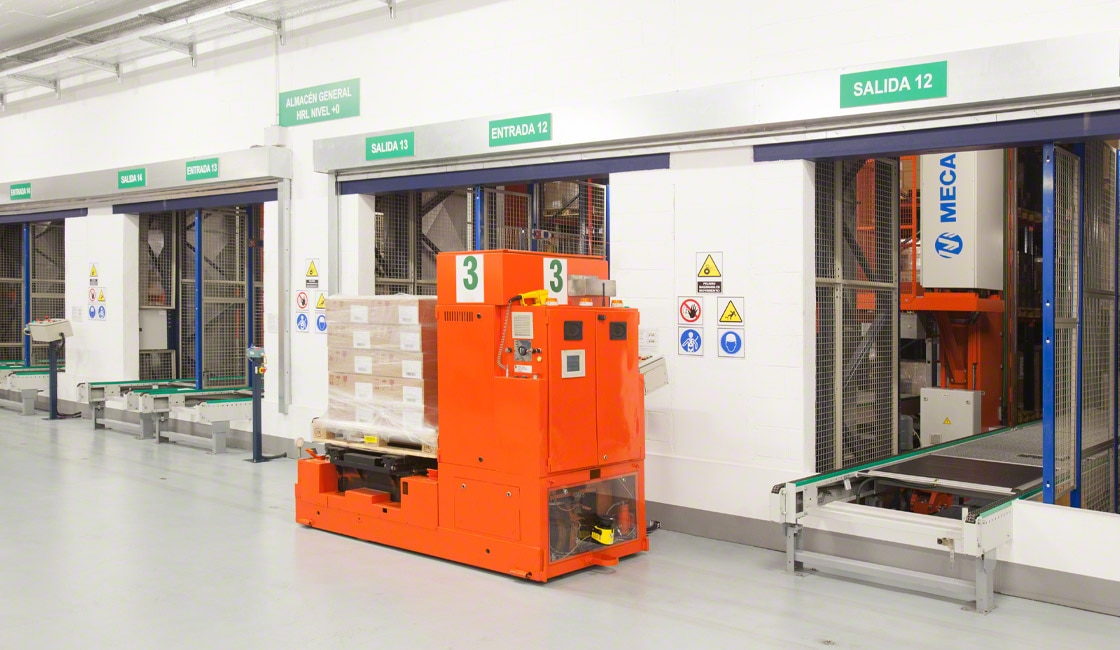 Automated guided vehicles deposit goods on the inbound conveyor in the Kern Pharma warehouse