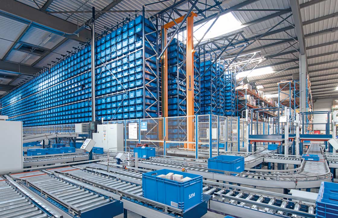 Automated storage and retrieval system for boxes with miniload stacker crane