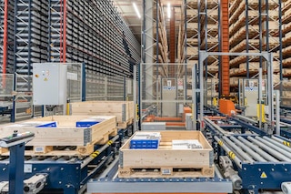 Automated storage and retrieval systems: types and characteristics