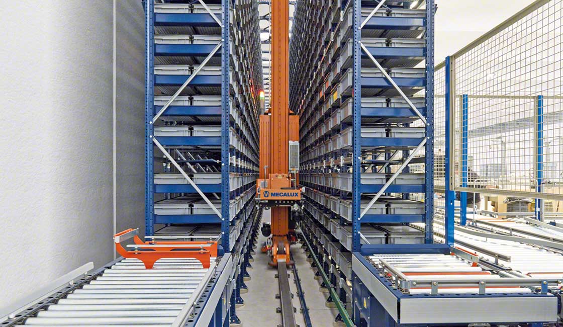The automated storage racks for boxes in the Paolo Astori warehouse are served by a stacker crane for miniload systems