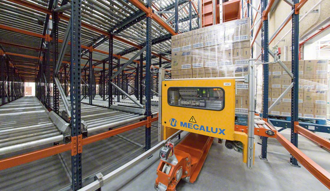 Cleaning products company Pons Químicas automated its pallet flow racks with a stacker crane