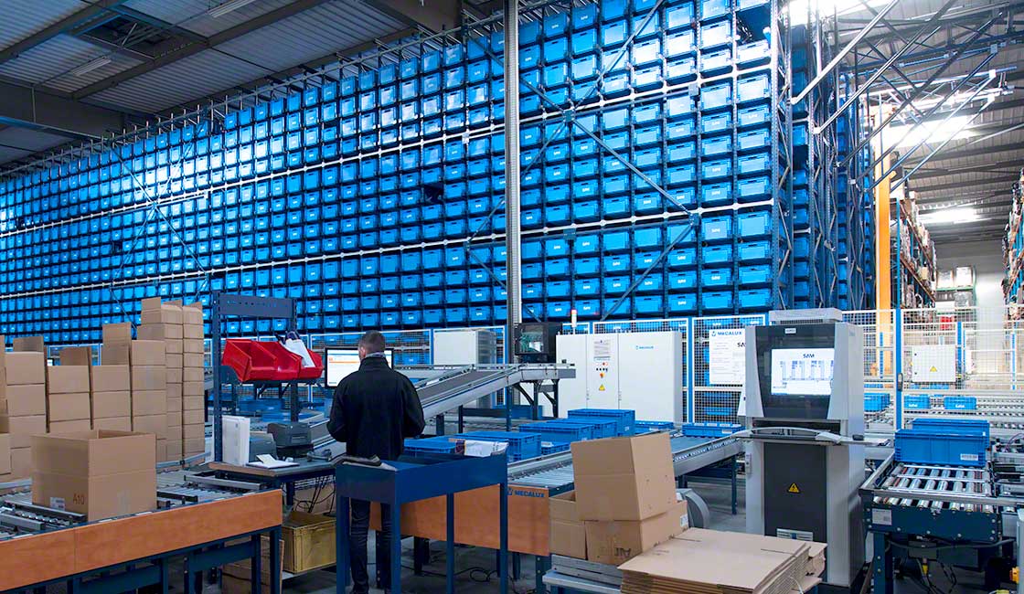 SAM Outillage pick station where orders are prepared according to the goods-to-person approach