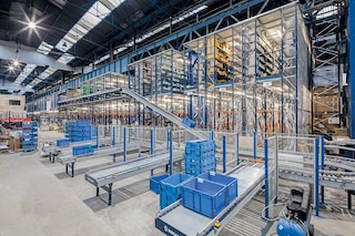 Automated warehouse vs. traditional warehouse