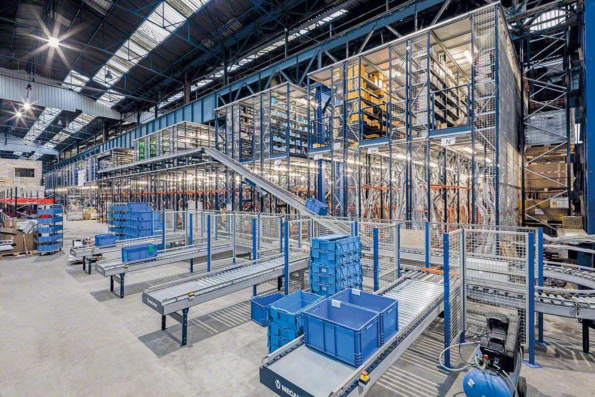 Automated warehouse equipped with conveyors Automated warehouse equipped with conveyors