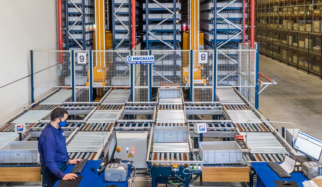 warehouse-control-system-wcs-het-systeem-dat-een-automatisch-magazijn