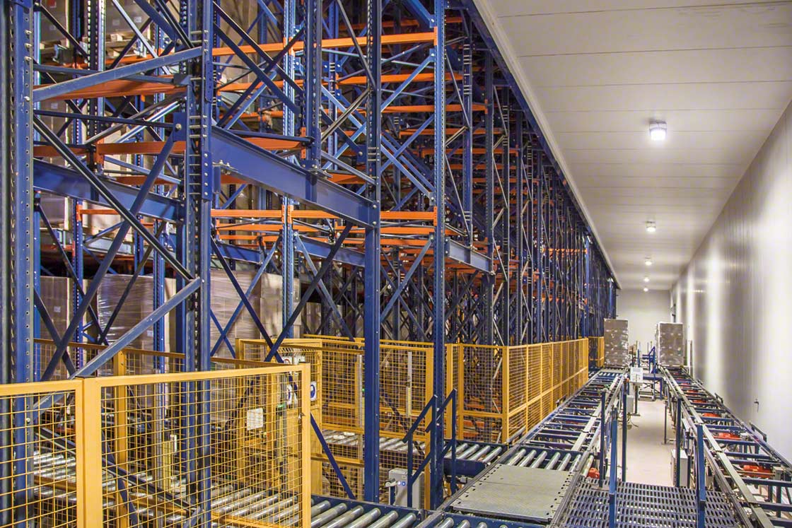 巴西本公司的自动化机架支撑仓库，栈板穿梭系统由堆垛机起重机提供服务