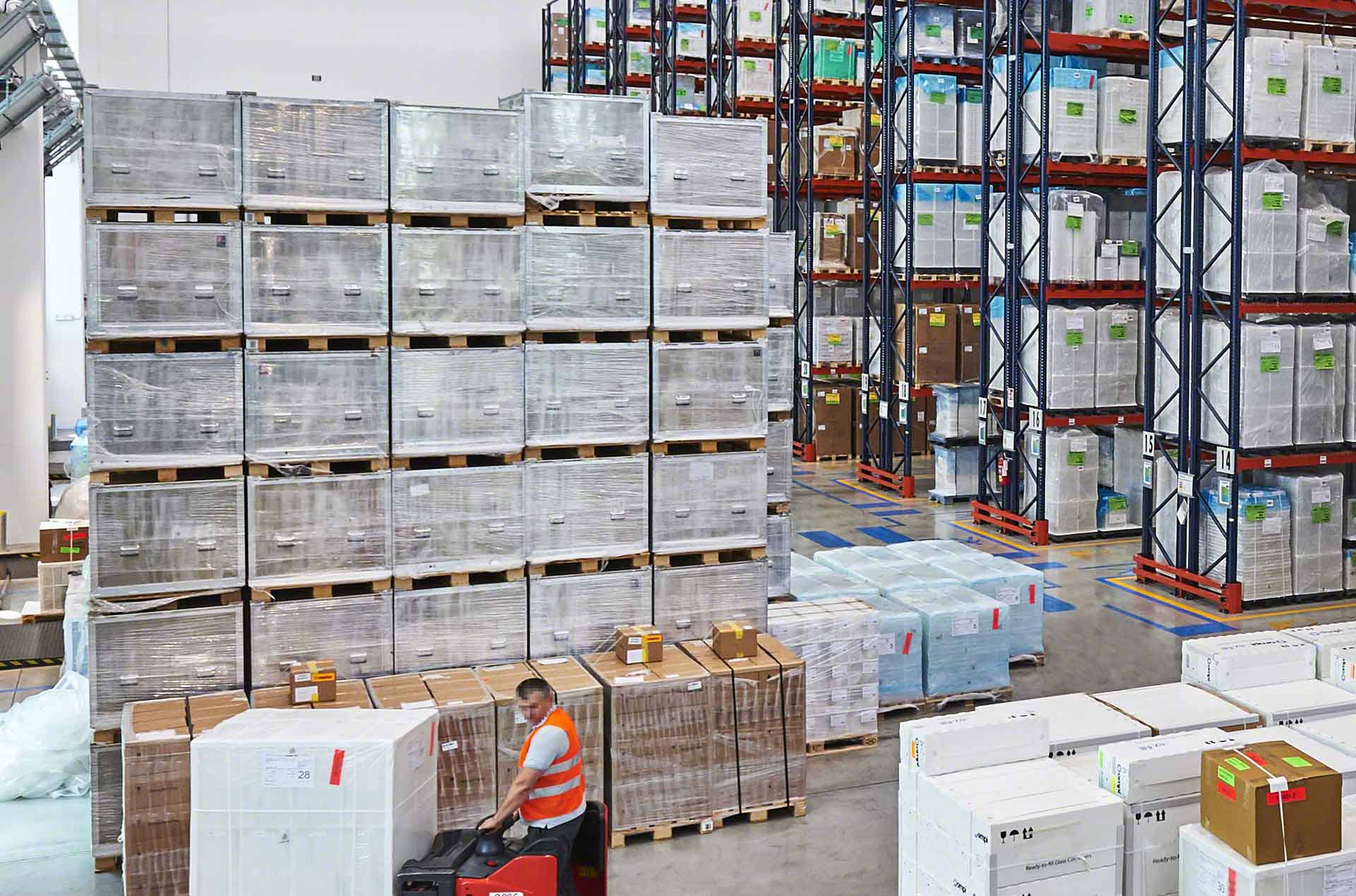 Block stacking consists of stacking goods on the floor of the warehouse