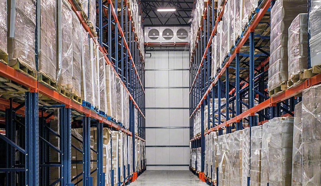 Cold storage racks made of stainless steel to work in the cold