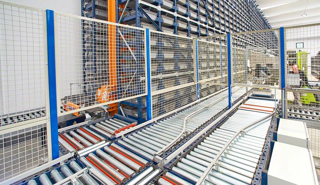 Wire mesh safety partitioning prevents interaction between industrial robots and operators