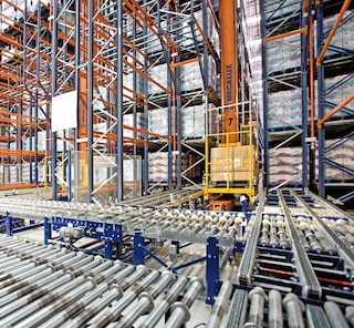 Different automated material handling systems combined in a warehouse