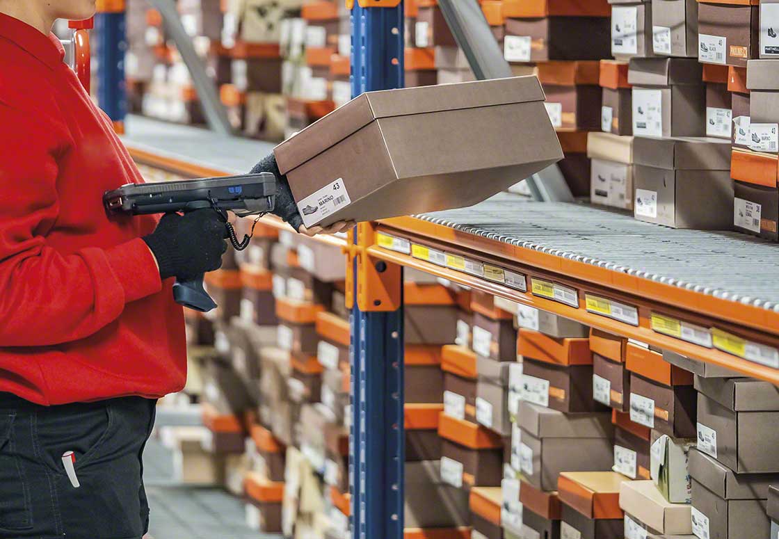 Interlake Mecalux’s Easy WMS module for e-commerce has an increased capacity to handle various storage situations involved in picking orders for a retailer’s online shop.