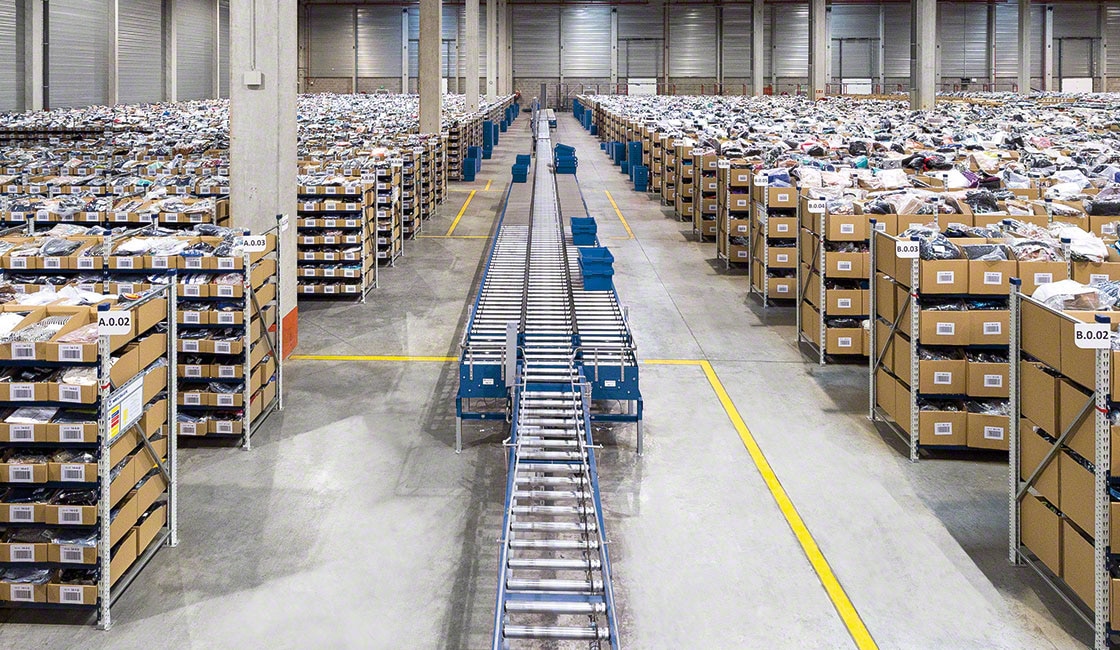 Conveyors for boxes are a practical solution for speeding up order fulfillment in ecommerce warehouses
