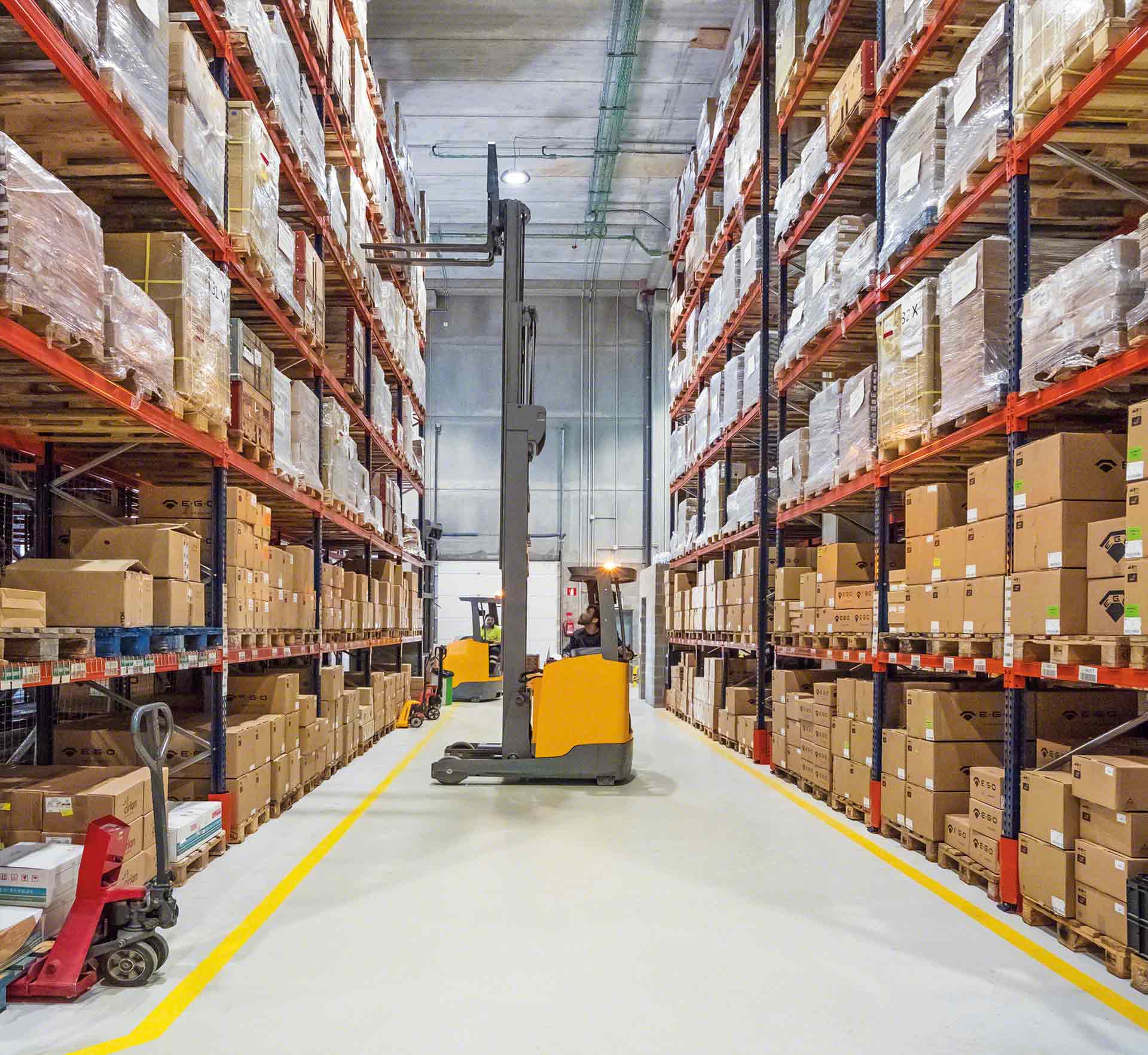Example of a distribution center at full capacity Example of a distribution center at full capacity