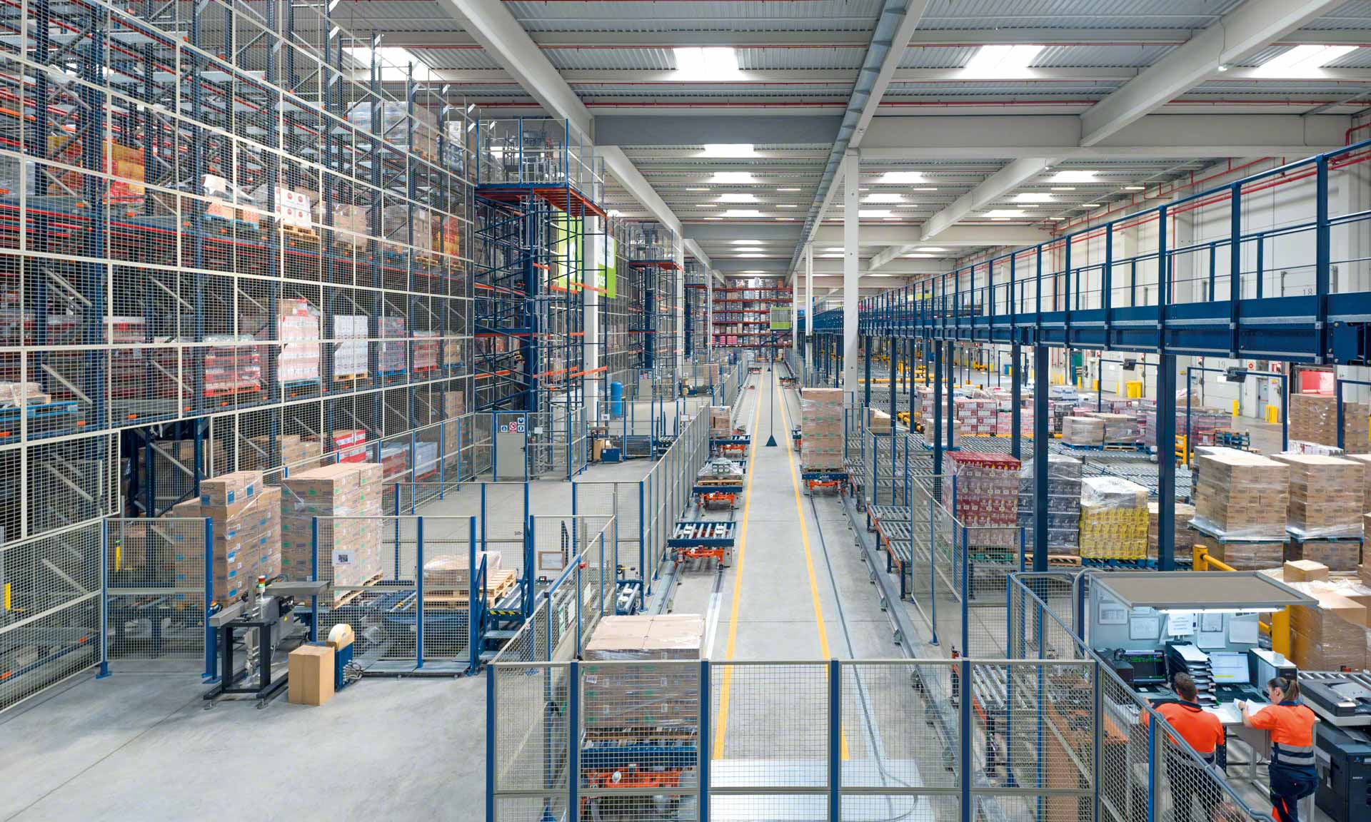 A finished goods warehouse is a facility designed to store products ready to be dispatched to end customers 制成品仓库是一种用于存储准备发送给最终客户的产品的设施