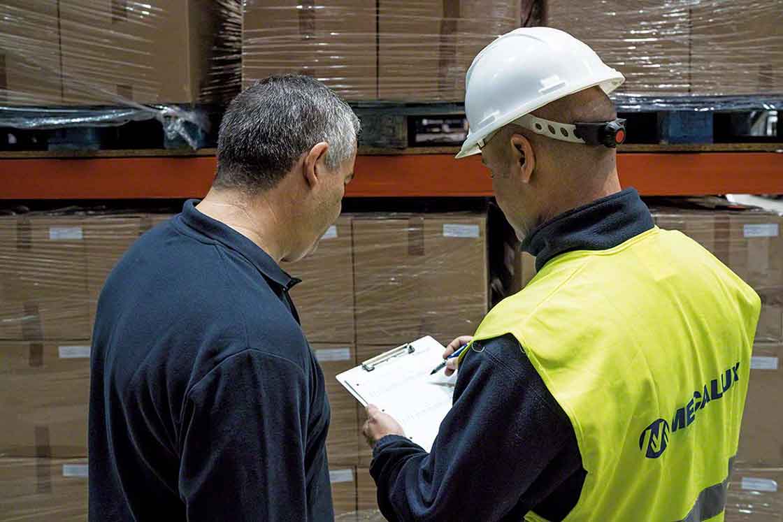 Training logistics personnel about the WMS warehouse management system Training logistics personnel about the WMS warehouse management system