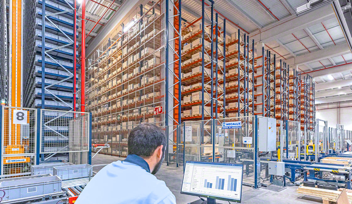 一个完全自动化的仓库需要仓库管理软件来协调设施