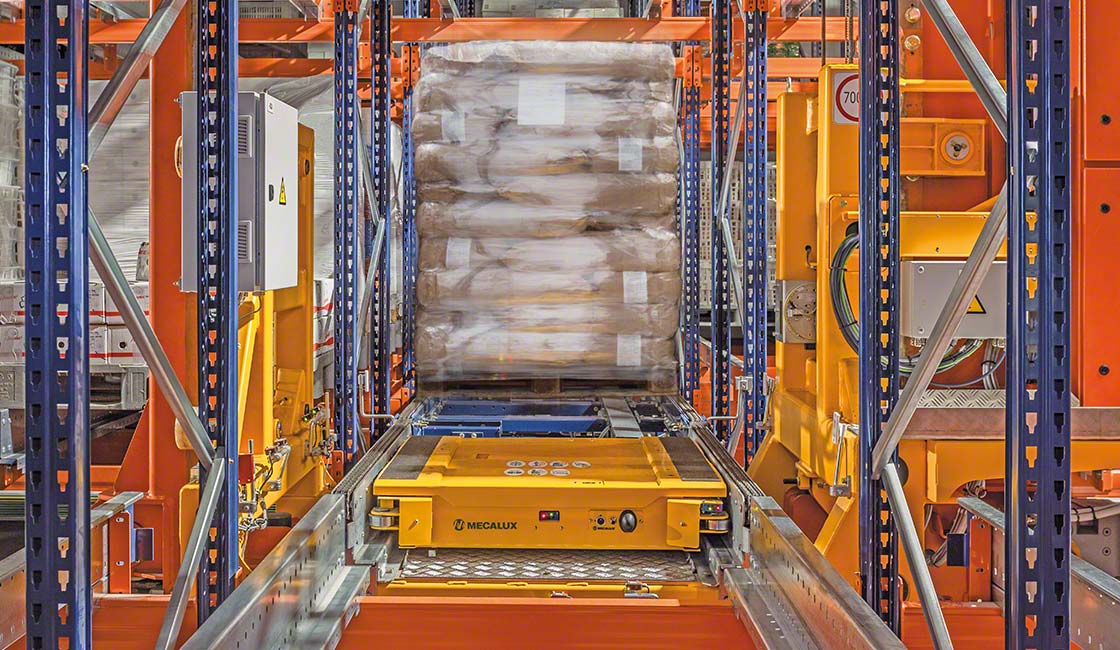 自动化托盘穿梭是一个高密度的存储系统，提高了仓库的生产力