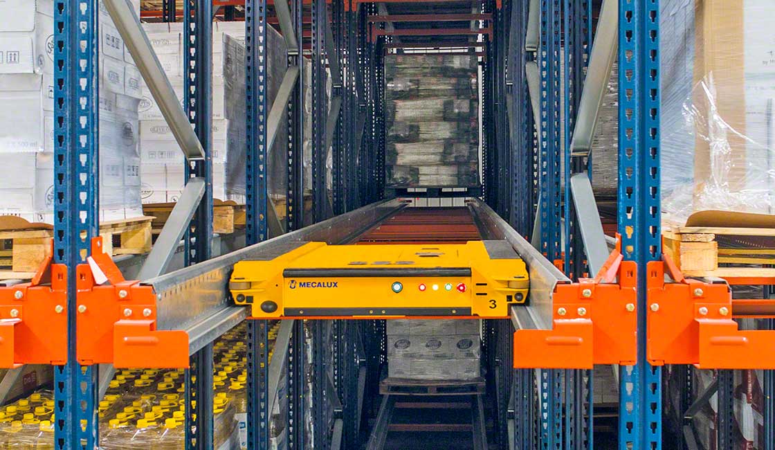 The Pallet Shuttle system organizes the storage channel, reducing the impact of honeycombing on compact racking