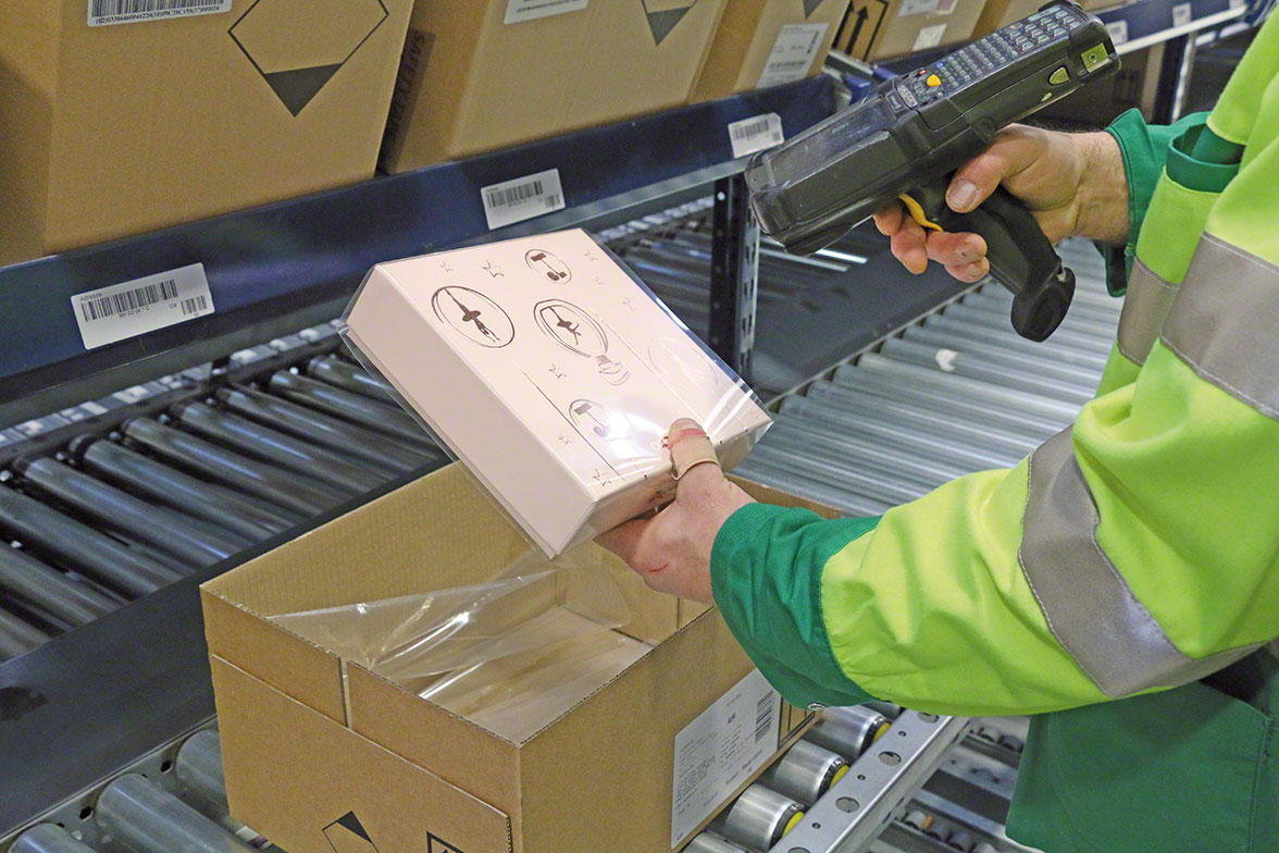 Operator retrieves item using a radiofrequency device connected to the picking software Operator retrieves item using a radiofrequency device connected to the picking software