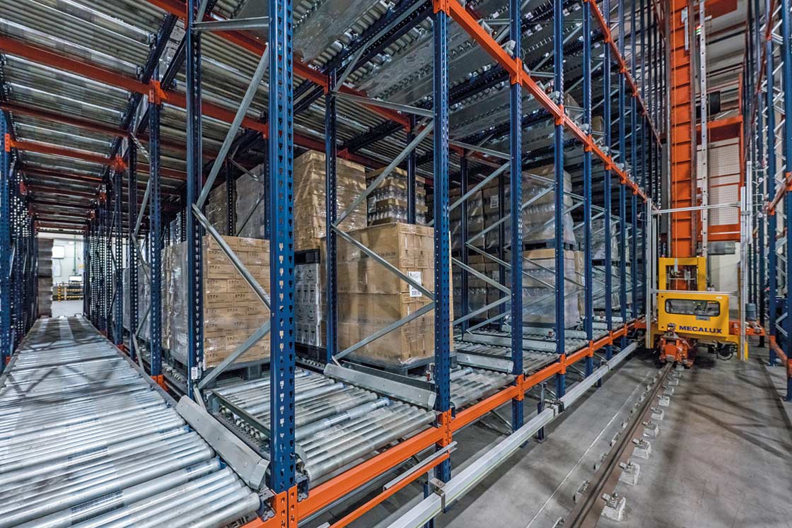 Stacker cranes and pallet flow racks in Laboratorios Maverick’s automated facility