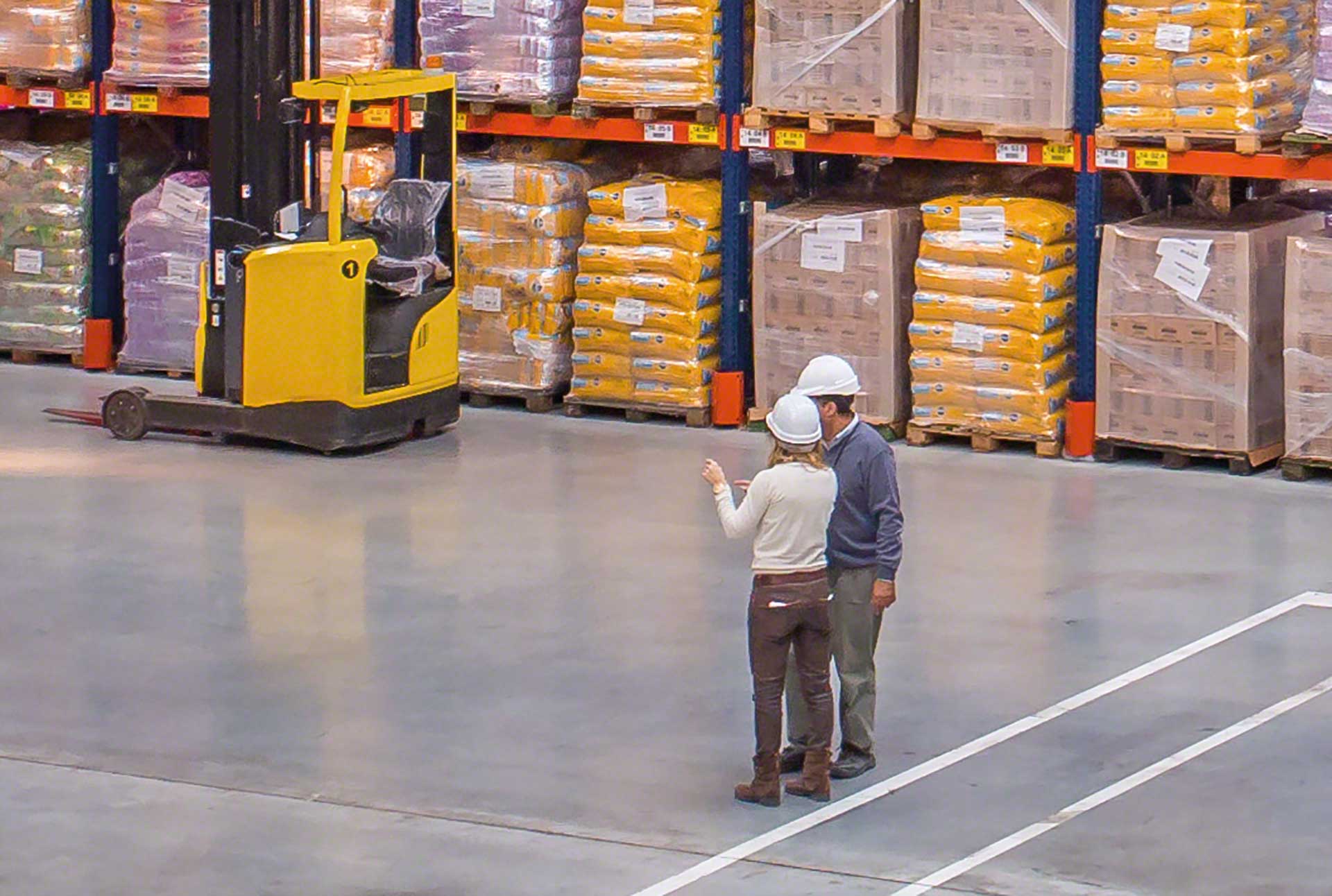The logistics manager is responsible for supervising and managing all processes that take place in a warehouse The logistics manager is responsible for supervising and managing all processes that take place in a warehouse