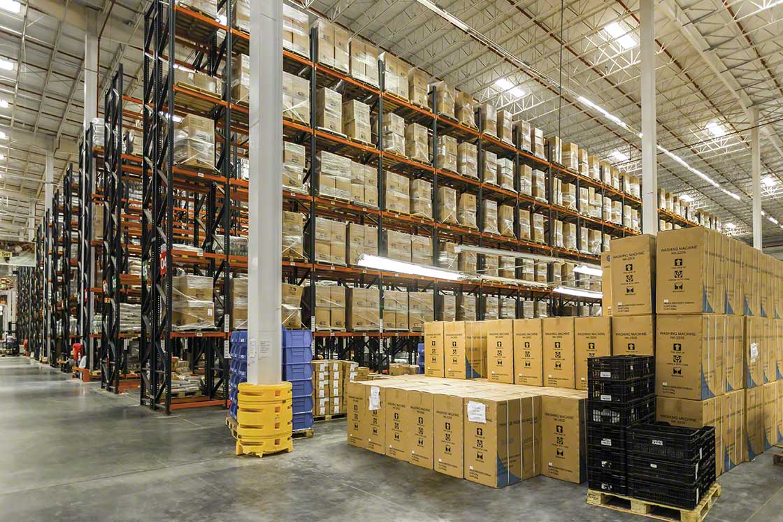 The warehouse staging area is the rack-free space where goods are temporarily stored The warehouse staging area is the rack-free space where goods are temporarily stored