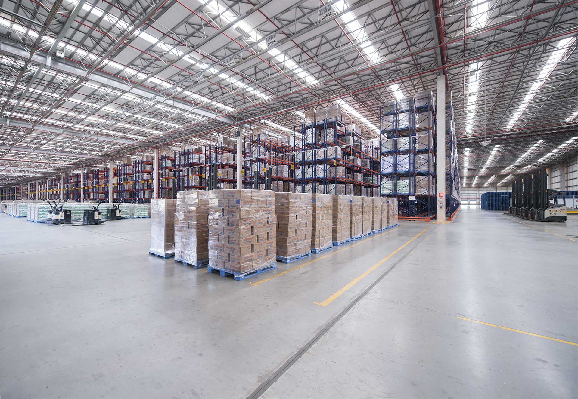 Logistics staging area in a warehouse - Interlake Mecalux