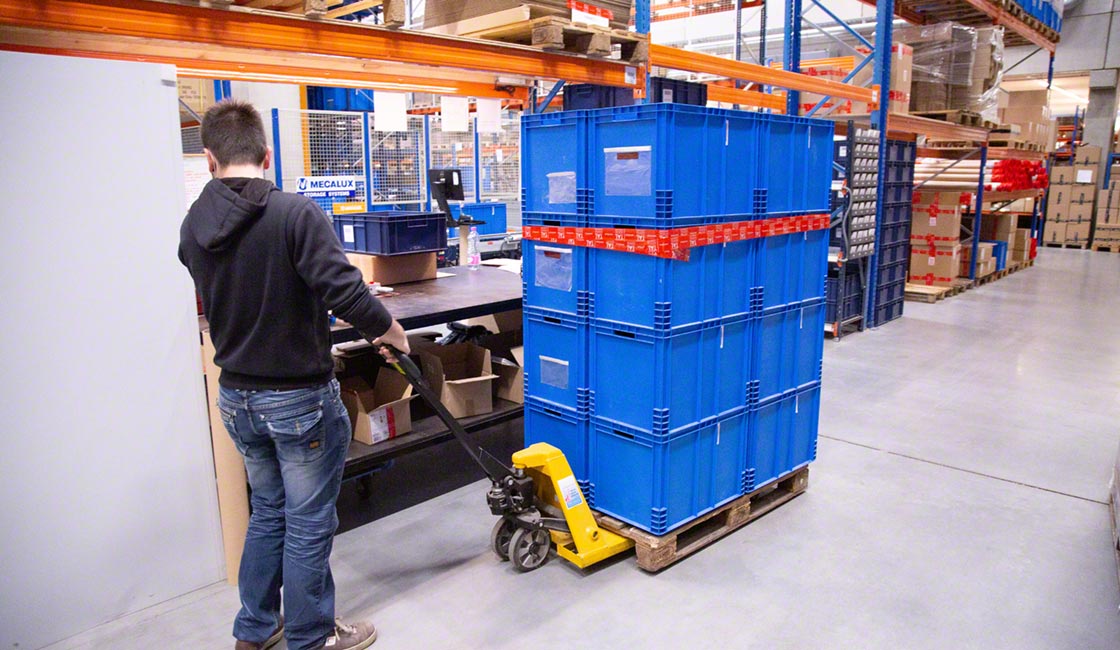 Material handling equipment in a warehouse - Interlake Mecalux