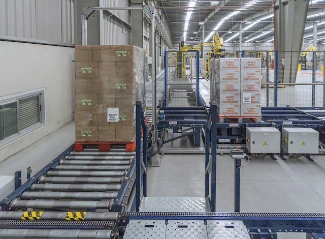 Motorized roller conveyors - Interlake Mecalux