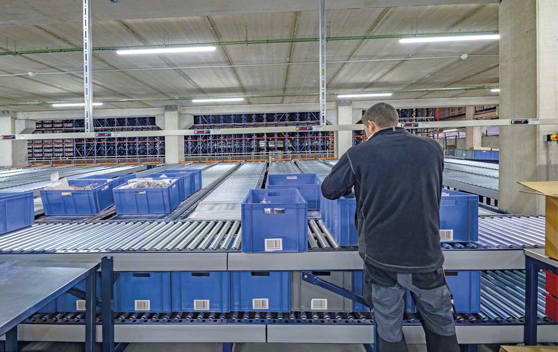 Motorized roller conveyors for boxes can serve as pick tables