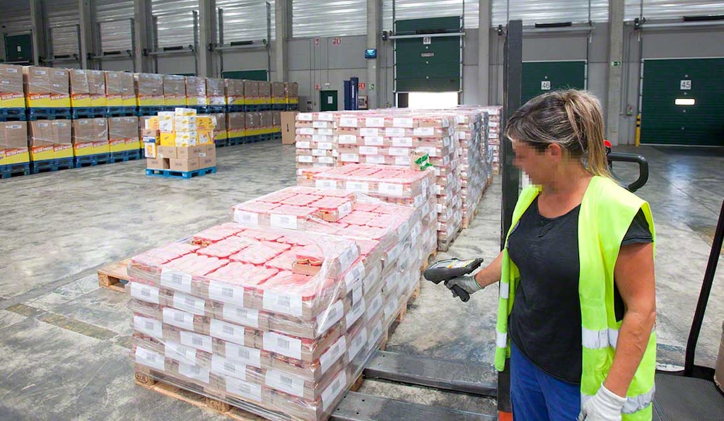 Order consolidation consists of sorting and grouping goods to bring down costs