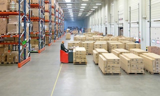 Order consolidation consists of grouping products to make the minimum number of shipments