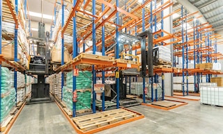 P&D stations are support elements attached to the posts on the side of a pallet rack unit
