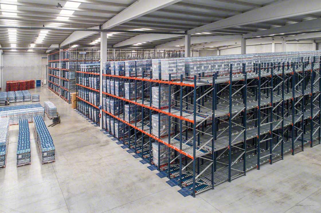 Pallet flow racks manage goods according to the FIFO method