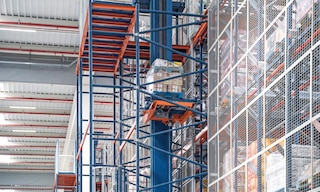 Pallet lifts and vertical conveyors in the warehouse