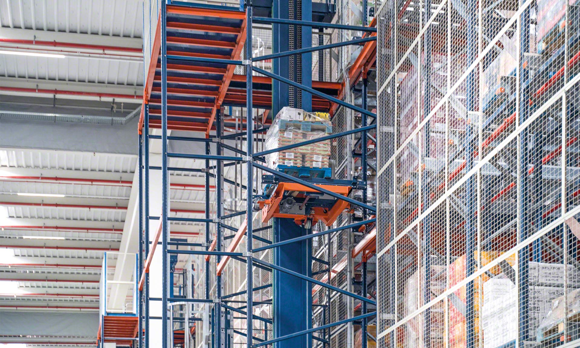 A pallet lift is a logistics solution thatserves to connect warehouse areas of different heights A pallet lift is a logistics solution thatserves to connect warehouse areas of different heights