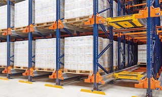 Palletizing consists of placing goods on top of a pallet