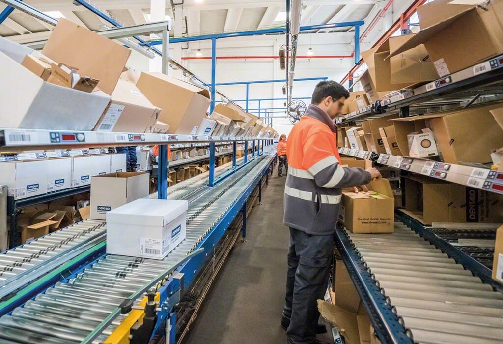 Pick-to-carton consists of preparing orders directly in the cardboard boxes that will be delivered to customers