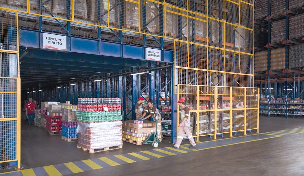 Mecalux set up a pick tunnel in the center of Coca-Cola Refrescos Bandeirantes in Brazil