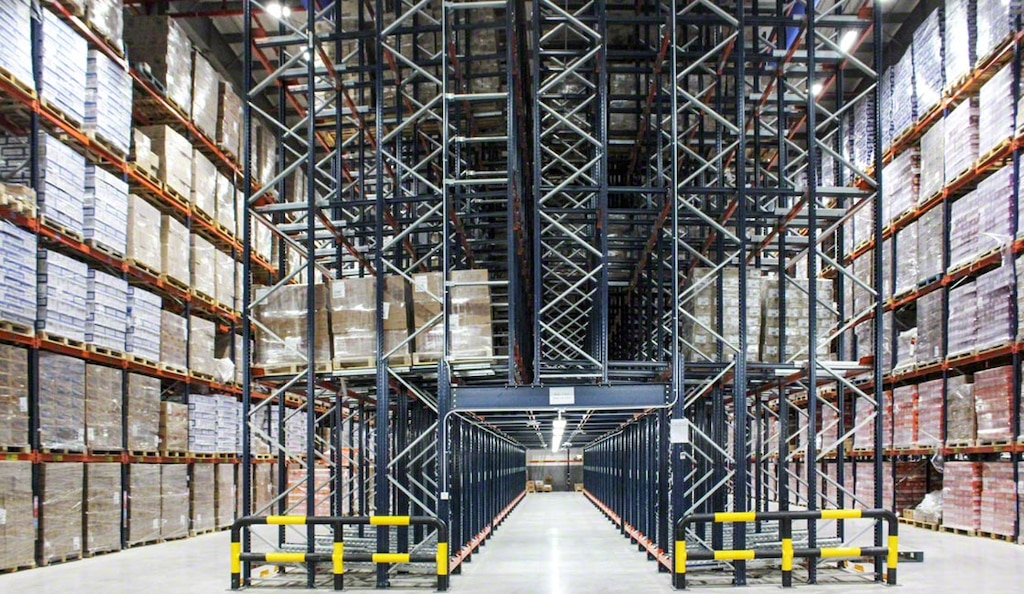 A pick tunnel streamlines order picking in the Tamer logistics center in Saudi Arabia