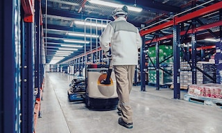 Pick tunnels consist of an aisle set up on the lower level of the racks to enable picking from pallets