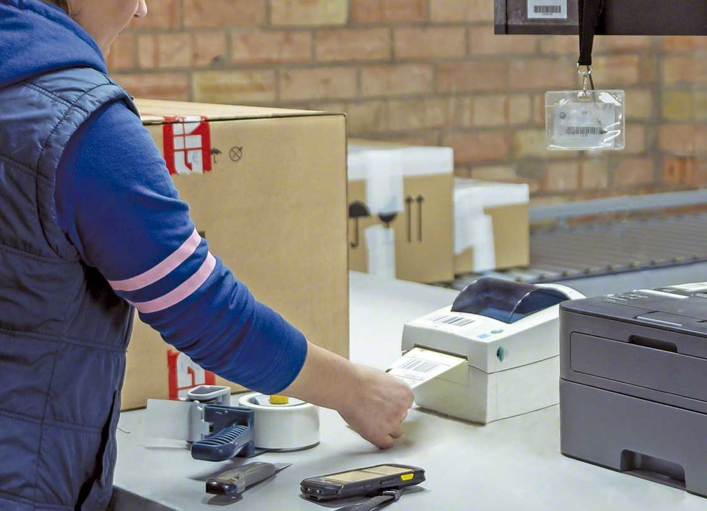 Prepared orders are finalized in the consolidation and packaging area before being sent to the dispatch zone