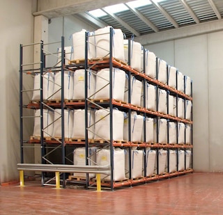 Push-back racking system applied to a sacks warehouse