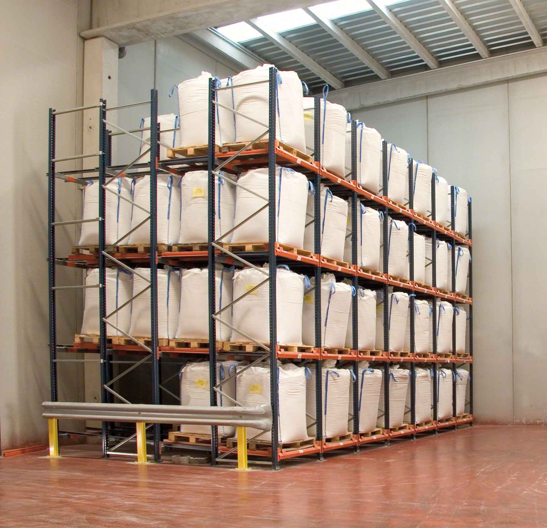Push-back racking system applied to a sacks warehouse