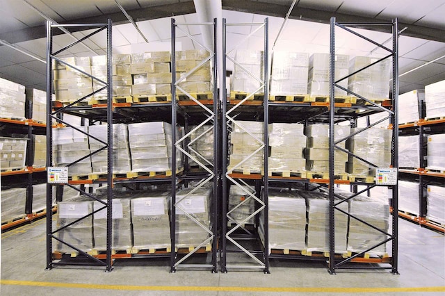 Flow Bank Racking How flow racking systems keep things moving - Interlake Mecalux