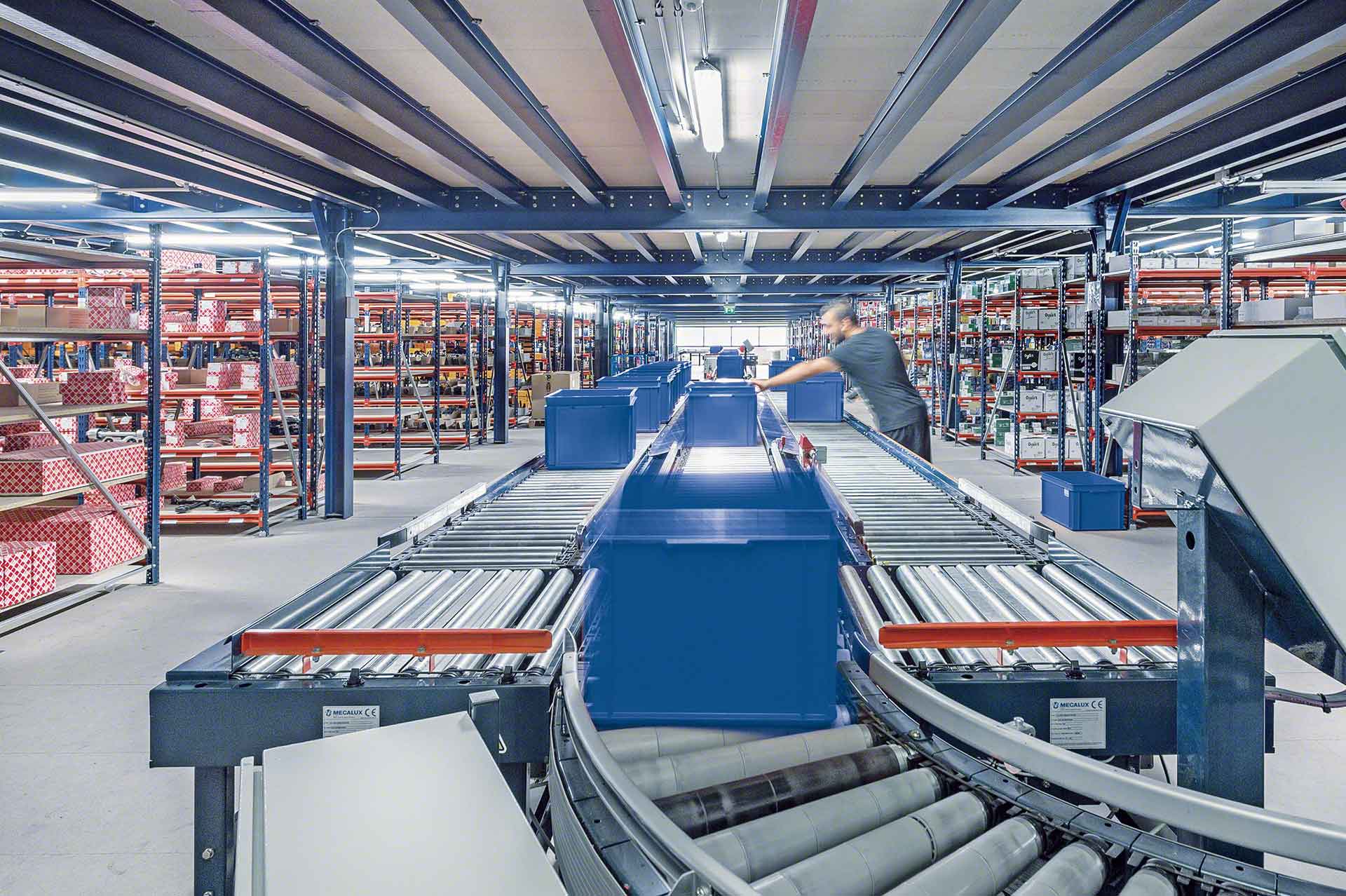 Representation of goods to person order fulfillment with manual order preparation assisted by roller conveyors Representation of goods to person order fulfillment with manual order preparation assisted by roller conveyors