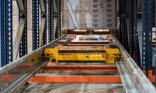 Which to choose: the semi-automated or automated Pallet Shuttle?